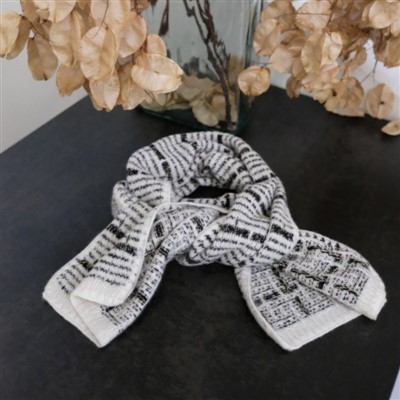 ผ้าพันคอถักสีสันสดใส